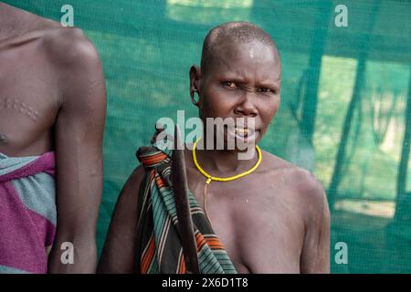 Donna africana, membro della tribù Mursi in Etiopia. Le donne mursi sono particolarmente degne di nota per la loro pratica tradizionale di piastre labiali in legno Foto Stock