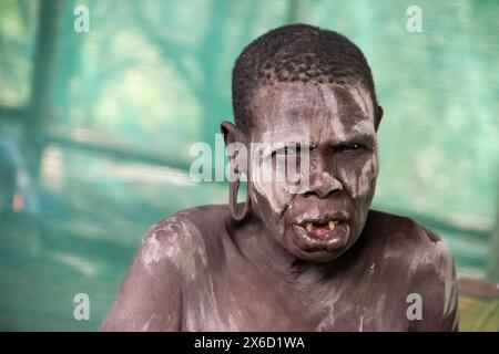 Donna africana, membro della tribù Mursi in Etiopia. Le donne mursi sono particolarmente degne di nota per la loro pratica tradizionale di piastre labiali in legno Foto Stock