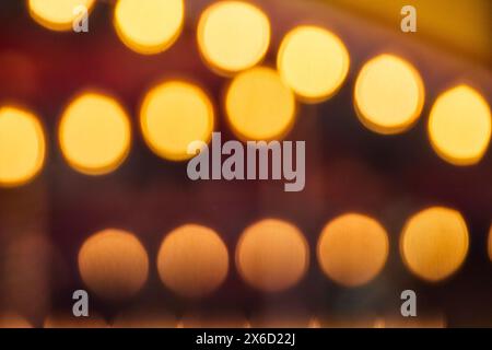 Luci bokeh dorate con una calda atmosfera astratta Foto Stock