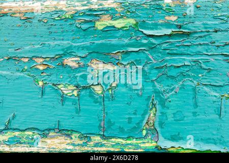 Vecchio sfondo di vernice sbucciante turchese, struttura in legno intemprato dipinto di blu Foto Stock