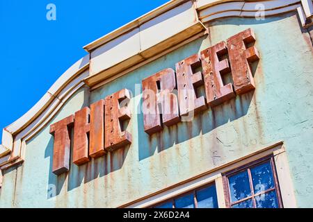 Vintage THE REEF Sign on Weathered Building facade, Urban Indiana Foto Stock
