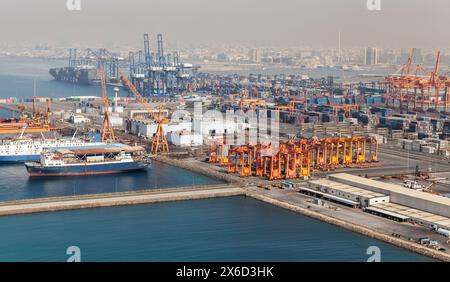 Jeddah, Arabia Saudita - 22 dicembre 2019: Vista aerea del porto marittimo islamico di Jeddah, navi da carico e gru Foto Stock