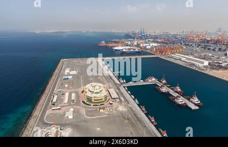 Jeddah, Arabia Saudita - 22 dicembre 2019: Vista aerea del porto islamico di Jeddah con rimorchiatori e barche pilota Foto Stock