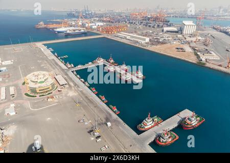 Jeddah, Arabia Saudita - 22 dicembre 2019: Vista aerea del porto islamico di Jeddah con flotta ormeggiata di rimorchiatori Foto Stock