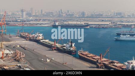 Jeddah, Arabia Saudita - 22 dicembre 2019: Carico di navi portarinfuse. Vista aerea del porto marittimo islamico di Jeddah scattata in una giornata di sole Foto Stock