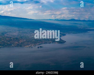 ACI Trezza faraglioni scogli vista aerea dall'aereo, al tramonto in Sicilia Foto Stock