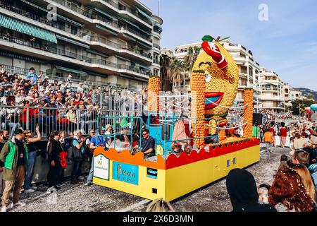 Mentone, Francia - 18 febbraio 2024: Apertura della "festa del limone" a Mentone e del famoso carnevale Foto Stock