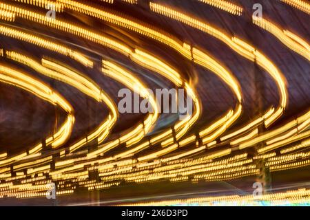 Golden Light Trails in Motion at Night, Abstract Urban Scene Foto Stock