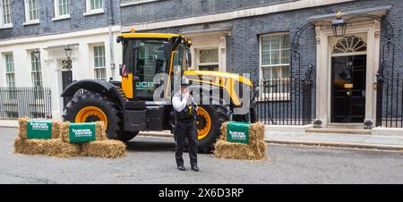 Londra, Inghilterra, Regno Unito. 14 maggio 2024. Un trattore e un fieno sono visti fuori 10 Downing Street come il primo ministro britannico Rishi Sunak presiede il summit agricolo. (Credit Image: © Tayfun Salci/ZUMA Press Wire) SOLO PER USO EDITORIALE! Non per USO commerciale! Foto Stock