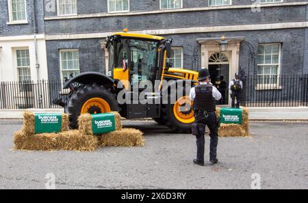 Londra, Inghilterra, Regno Unito. 14 maggio 2024. Un trattore e un fieno sono visti fuori 10 Downing Street come il primo ministro britannico Rishi Sunak presiede il summit agricolo. (Credit Image: © Tayfun Salci/ZUMA Press Wire) SOLO PER USO EDITORIALE! Non per USO commerciale! Foto Stock