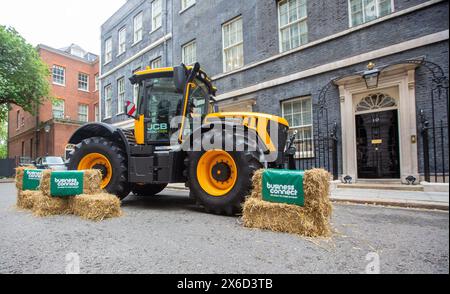 Londra, Inghilterra, Regno Unito. 14 maggio 2024. Un trattore e un fieno sono visti fuori 10 Downing Street come il primo ministro britannico Rishi Sunak presiede il summit agricolo. (Credit Image: © Tayfun Salci/ZUMA Press Wire) SOLO PER USO EDITORIALE! Non per USO commerciale! Foto Stock