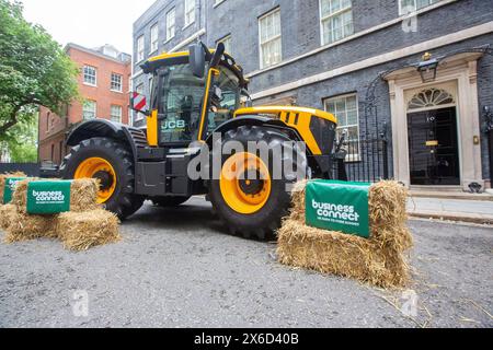 Londra, Inghilterra, Regno Unito. 14 maggio 2024. Un trattore e un fieno sono visti fuori 10 Downing Street come il primo ministro britannico Rishi Sunak presiede il summit agricolo. (Credit Image: © Tayfun Salci/ZUMA Press Wire) SOLO PER USO EDITORIALE! Non per USO commerciale! Foto Stock