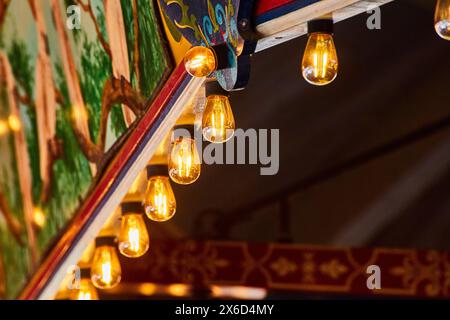 Luci decorative tradizionali e soffitto dipinto in un ambiente rustico Foto Stock