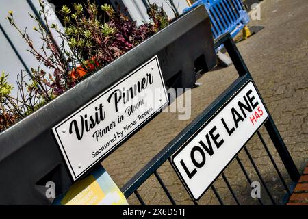 Cartello Love Lane Street, Pinner, Borough of Harrow, Inghilterra, Regno Unito Foto Stock