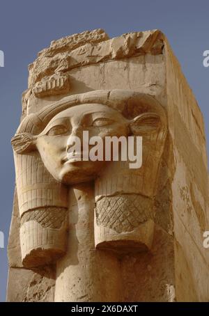 Colonna Hathor Head al Tempio di Hatshepsut a Deir el Bahari, Cisgiordania, Luxor Egitto Foto Stock