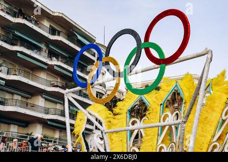 Mentone, Francia - 18 febbraio 2024: Apertura della "festa del limone" a Mentone e del famoso carnevale Foto Stock