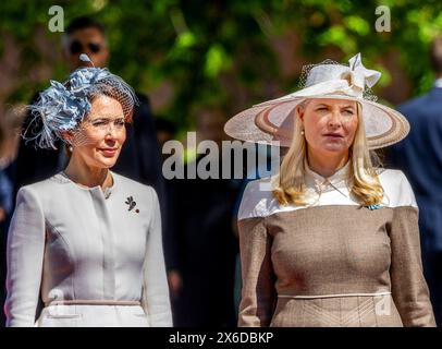 Oslo, Norwegen. 14 maggio 2024. La regina danese Maria e la principessa ereditaria norvegese mette Marit partecipano alla cerimonia di posa delle Corde presso il Monumento Nazionale di Oslo credito: Albert Nieboer POINT THE VUE OUT/dpa/Alamy Live News Foto Stock