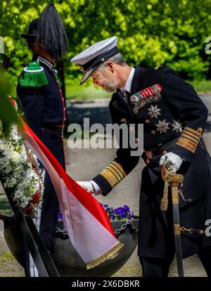 Oslo, Norwegen. 14 maggio 2024. Il re danese Frederik partecipa alla cerimonia di posa delle ghirlande presso il Monumento Nazionale di Oslo credito: Albert Nieboer POINT THE VUE OUT/dpa/Alamy Live News Foto Stock