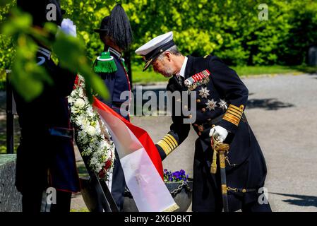 Oslo, Norwegen. 14 maggio 2024. Il re danese Frederik partecipa alla cerimonia di posa delle ghirlande presso il Monumento Nazionale di Oslo credito: Albert Nieboer POINT THE VUE OUT/dpa/Alamy Live News Foto Stock