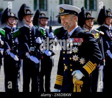 Oslo, Norwegen. 14 maggio 2024. Il re danese Frederik partecipa alla cerimonia di posa delle ghirlande presso il Monumento Nazionale di Oslo credito: Albert Nieboer POINT THE VUE OUT/dpa/Alamy Live News Foto Stock