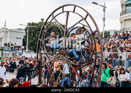 Mentone, Francia - 18 febbraio 2024: Apertura della "festa del limone" a Mentone e del famoso carnevale Foto Stock