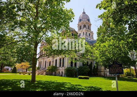 Tribunale neoclassico nel lussureggiante Green Park, Warsaw, Indiana, Vista a livello dell'occhio Foto Stock