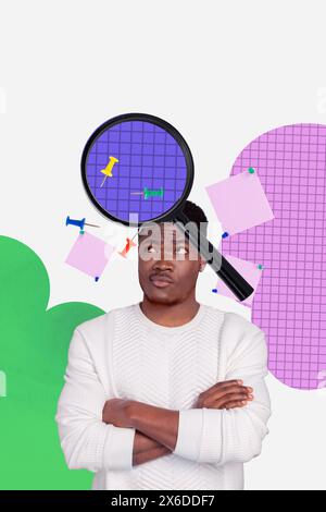 Grafica di tendenza composita immagine di schizzo collage fotografico di giovane uomo confuso studente direttore ufficio think lente di ingrandimento trova appunti Foto Stock