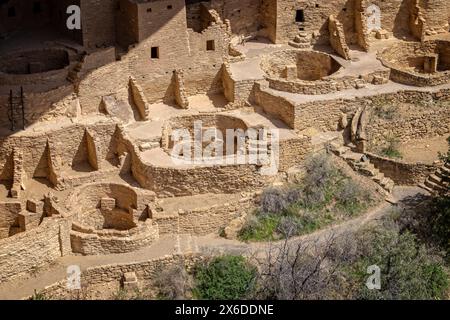 Primo piano di una sezione della scogliera di Cliff Palace nel Mesa Verde National Park, Colorado, USA, il 20 aprile 2024 Foto Stock