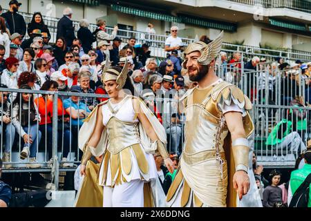 Mentone, Francia - 18 febbraio 2024: Apertura della "festa del limone" a Mentone e del famoso carnevale Foto Stock