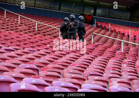 Einsatz im Stadion Übung der Polizei a Stoccarda in Anwesenheit von Baden Württembergs Innenminister Thomas Strobl. Geübt wurde ein Angriffsszenario in einem Fussballstadion mit mehreren Verletzen im Vorfeld der kommenden Fussball Europameisterschaft in Deutschland. Stuttgart MHP Arena Baden Württemberg Deutschland *** esercitazione dello stadio di polizia a Stoccarda alla presenza del ministro degli interni del Baden Württembergs Thomas Strobl uno scenario di attacco in uno stadio di calcio con diversi infortuni è stato praticato in vista del prossimo Campionato europeo di calcio in Germania Stuttgart MHP Arena Ba Foto Stock