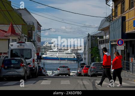 Grazie alla sua posizione, Ushuaia è perfetta come terminal delle navi da crociera per le popolari navi da crociera antartiche, avendo accesso al Canale di Beagle. Foto Stock