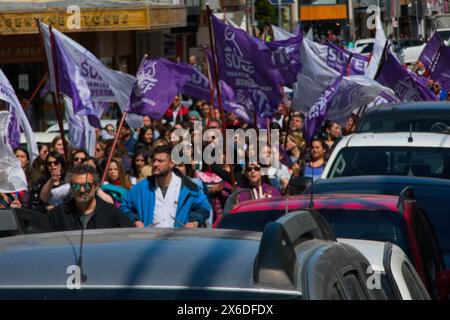 Una marcia di protesta degli insegnanti a Ushuaia subito dopo l'elezione del presidente Javier Milea. Foto Stock