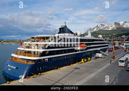 Grazie alla sua posizione, Ushuaia è perfetta come terminal delle navi da crociera per le popolari navi da crociera antartiche. Foto Stock