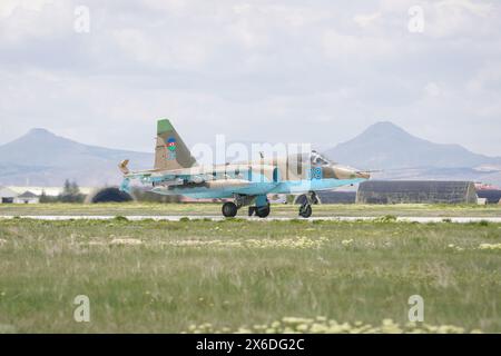 KONYA, TURKIYE - 09 MAGGIO 2023: Azerbaijani Air Force Sukhoi su-25 Frogfoot (25508101029) decollo dall'aeroporto di Konya durante l'Anatolian Eagle Air Force Foto Stock