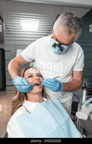La foto mostra le moderne attrezzature e tecnologie utilizzate nei centri odontoiatrici. La clinica odontoiatrica offre un approccio individuale al trattamento e. Foto Stock