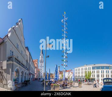 Piazza Hauptplatz, chiesa di San Giovanni Battista, albero di gilda Pfaffenhofen an der ILM Oberbayern, Münchner Umland, su Bayern, Baviera Germania Foto Stock