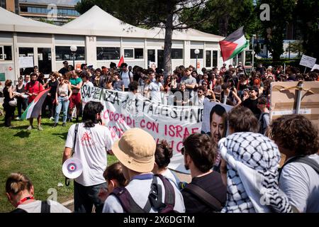 Roma, RM, Italia. 14 maggio 2024. Gli studenti si riuniscono vicino all'area in cui sono state posizionate le tende prima di iniziare una marcia a sostegno della Palestina. (Credit Image: © Marco di Gianvito/ZUMA Press Wire) SOLO PER USO EDITORIALE! Non per USO commerciale! Foto Stock