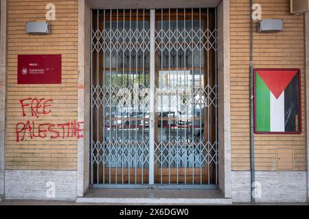 Roma, RM, Italia. 14 maggio 2024. Durante la notte sono stati fatti scritti sulle pareti degli edifici all'interno dell'Università la Sapienza per sostenere la Palestina e contro il rettorato. (Credit Image: © Marco di Gianvito/ZUMA Press Wire) SOLO PER USO EDITORIALE! Non per USO commerciale! Foto Stock