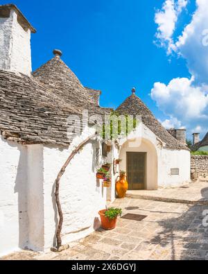 Trulli di Alberobello case tipiche street view. La puglia, Italia. L'Europa. Foto Stock