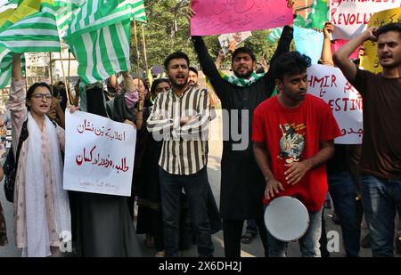 I membri del Consiglio degli studenti del Kashmir stanno organizzando una manifestazione di protesta per esprimere solidarietà al popolo kashmir e contro la situazione di disordini a Azad Jammu Kashmir, presso il club stampa di Lahore martedì 14 maggio 2024. Foto Stock