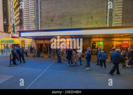 Vista serale della coda all'esterno dello Shubert Theatre a Broadway a Manhattan per la prima di un nuovo musical "Hell's Kitchen". New York. STATI UNITI. Foto Stock