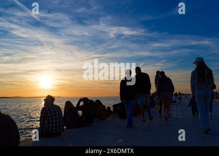 Mythique coucher de soleil de la cote dalmate a Zara avec la foule des locaux et des Tourist pour ce magnifique et magique moment de plenitude Foto Stock