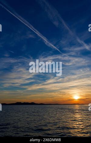 Mythique coucher de soleil de la cote dalmate a Zara avec la foule des locaux et des Tourist pour ce magnifique et magique moment de plenitude Foto Stock