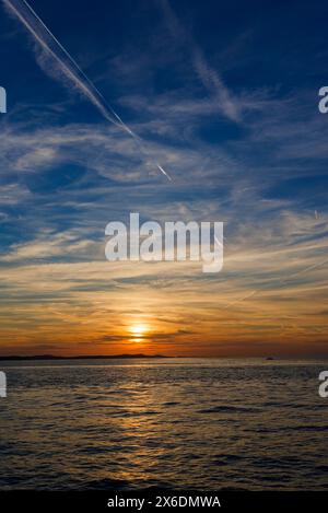 Mythique coucher de soleil de la cote dalmate a Zara avec la foule des locaux et des Tourist pour ce magnifique et magique moment de plenitude Foto Stock