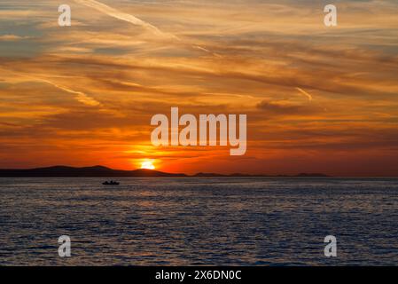 Mythique coucher de soleil de la cote dalmate a Zara avec la foule des locaux et des Tourist pour ce magnifique et magique moment de plenitude Foto Stock