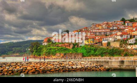 Vista del bellissimo villaggio di pescatori di Lastres, nelle Asturie, in Spagna. Foto Stock