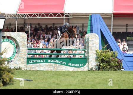 Louise Harwood di Gran Bretagna con spirito nativo durante il salto di qualità a Badminton Horse Trials il 12 maggio 2024, Badminton Estate, Regno Unito (foto di Maxime David - MXIMD Pictures) Foto Stock