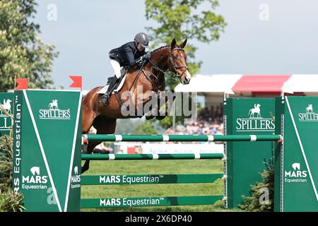 Louise Harwood di Gran Bretagna con spirito nativo durante il salto di qualità a Badminton Horse Trials il 12 maggio 2024, Badminton Estate, Regno Unito (foto di Maxime David - MXIMD Pictures) Foto Stock