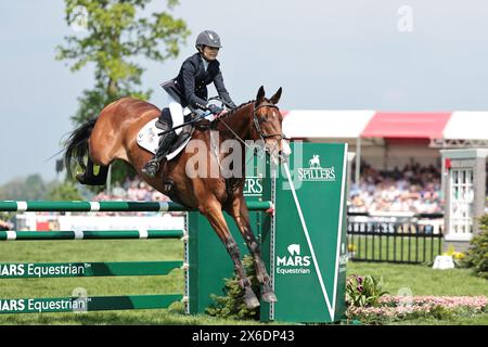 Louise Harwood di Gran Bretagna con spirito nativo durante il salto di qualità a Badminton Horse Trials il 12 maggio 2024, Badminton Estate, Regno Unito (foto di Maxime David - MXIMD Pictures) Foto Stock