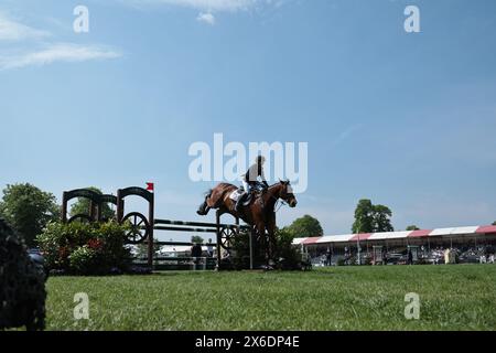 Louise Harwood di Gran Bretagna con spirito nativo durante il salto di qualità a Badminton Horse Trials il 12 maggio 2024, Badminton Estate, Regno Unito (foto di Maxime David - MXIMD Pictures) Foto Stock